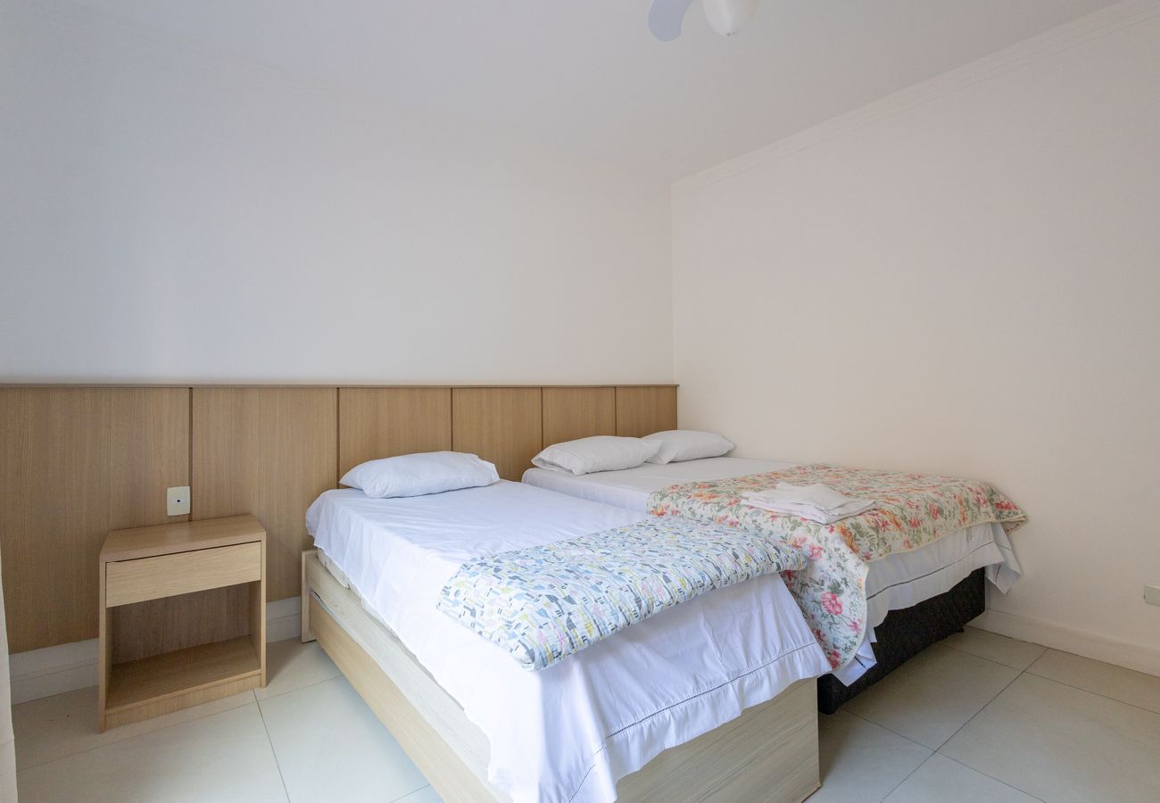 Alquiler por habitaciones en São Sebastião - Quarto à 300m do mar com Wi-Fi e ar-condicionado