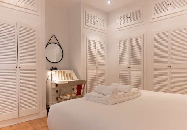Apartamento en Madrid - Elegante y luminoso piso en el corazón de Chamberí: Con balcones y amplios espacios Apartamento en Madrid - Elegante y luminoso piso en el corazón de Chamberí: Con balcones y amplios espacios