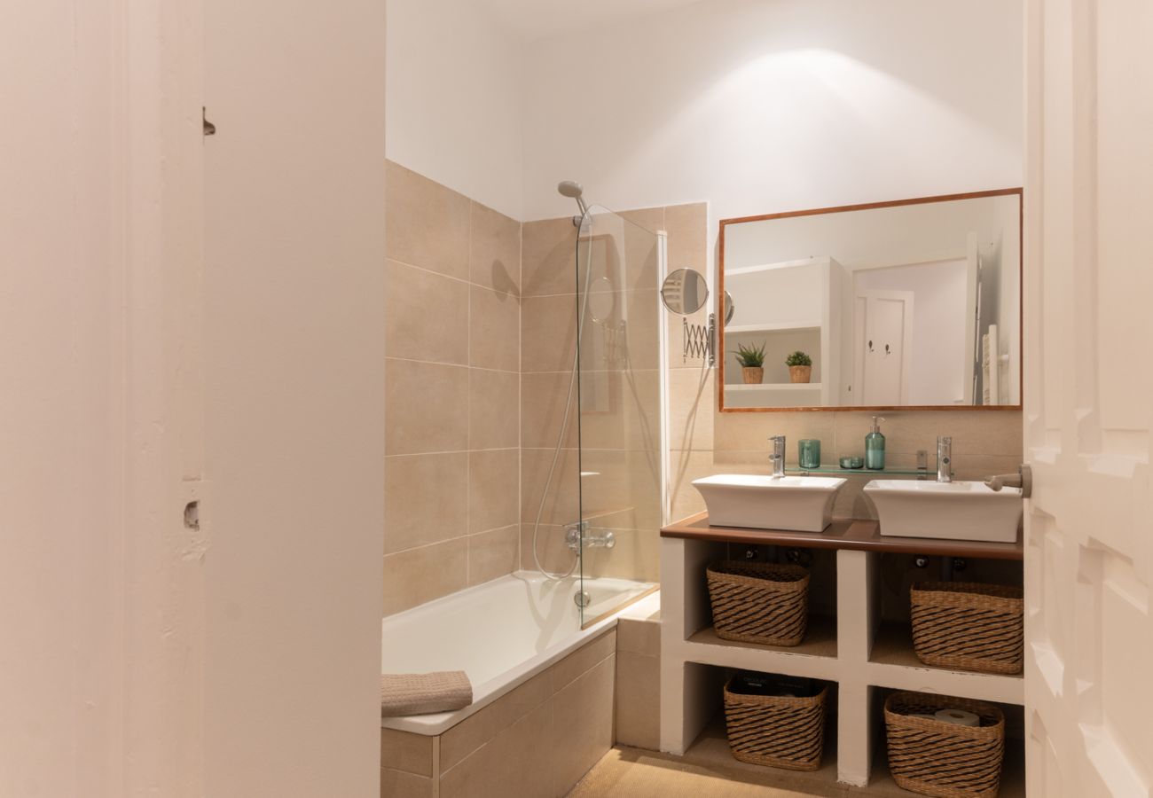 Apartamento en Madrid - Elegante y luminoso piso en el corazón de Chamberí: Con balcones y amplios espacios Apartamento en Madrid - Elegante y luminoso piso en el corazón de Chamberí: Con balcones y amplios espacios