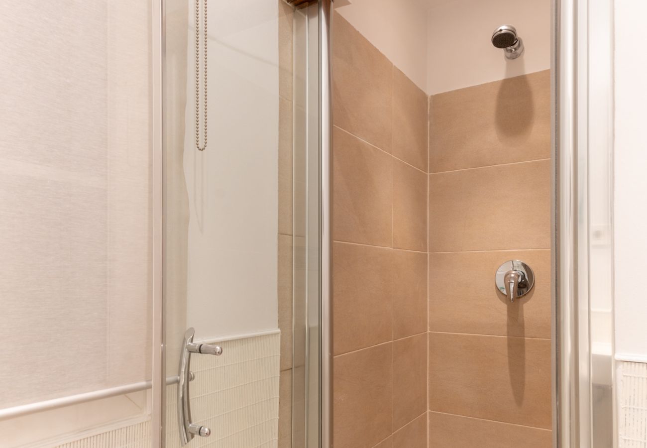 Apartamento en Madrid - Elegante y luminoso piso en el corazón de Chamberí: Con balcones y amplios espacios Apartamento en Madrid - Elegante y luminoso piso en el corazón de Chamberí: Con balcones y amplios espacios