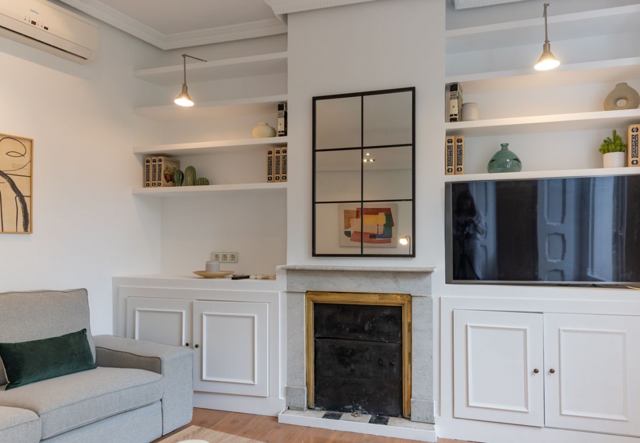 Apartamento en Madrid - Elegante y luminoso piso en el corazón de Chamberí: Con balcones y amplios espacios Apartamento en Madrid - Elegante y luminoso piso en el corazón de Chamberí: Con balcones y amplios espacios
