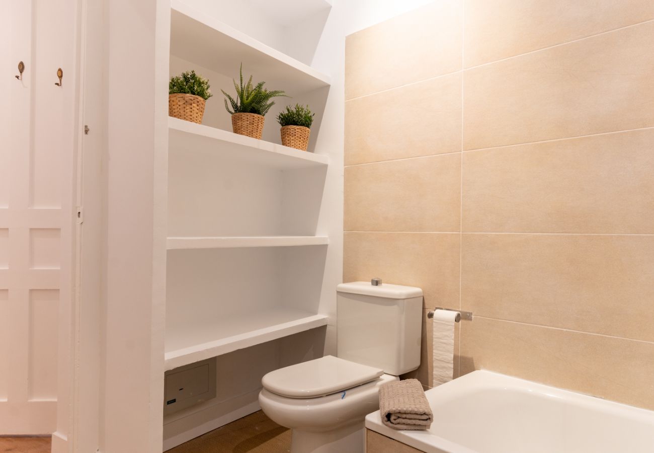 Apartamento en Madrid - Elegante y luminoso piso en el corazón de Chamberí: Con balcones y amplios espacios Apartamento en Madrid - Elegante y luminoso piso en el corazón de Chamberí: Con balcones y amplios espacios