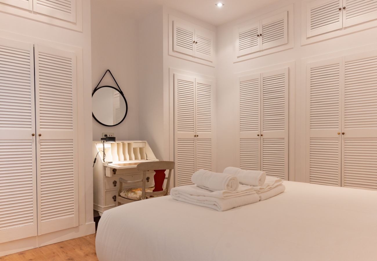 Apartamento en Madrid - Elegante y luminoso piso en el corazón de Chamberí: Con balcones y amplios espacios Apartamento en Madrid - Elegante y luminoso piso en el corazón de Chamberí: Con balcones y amplios espacios