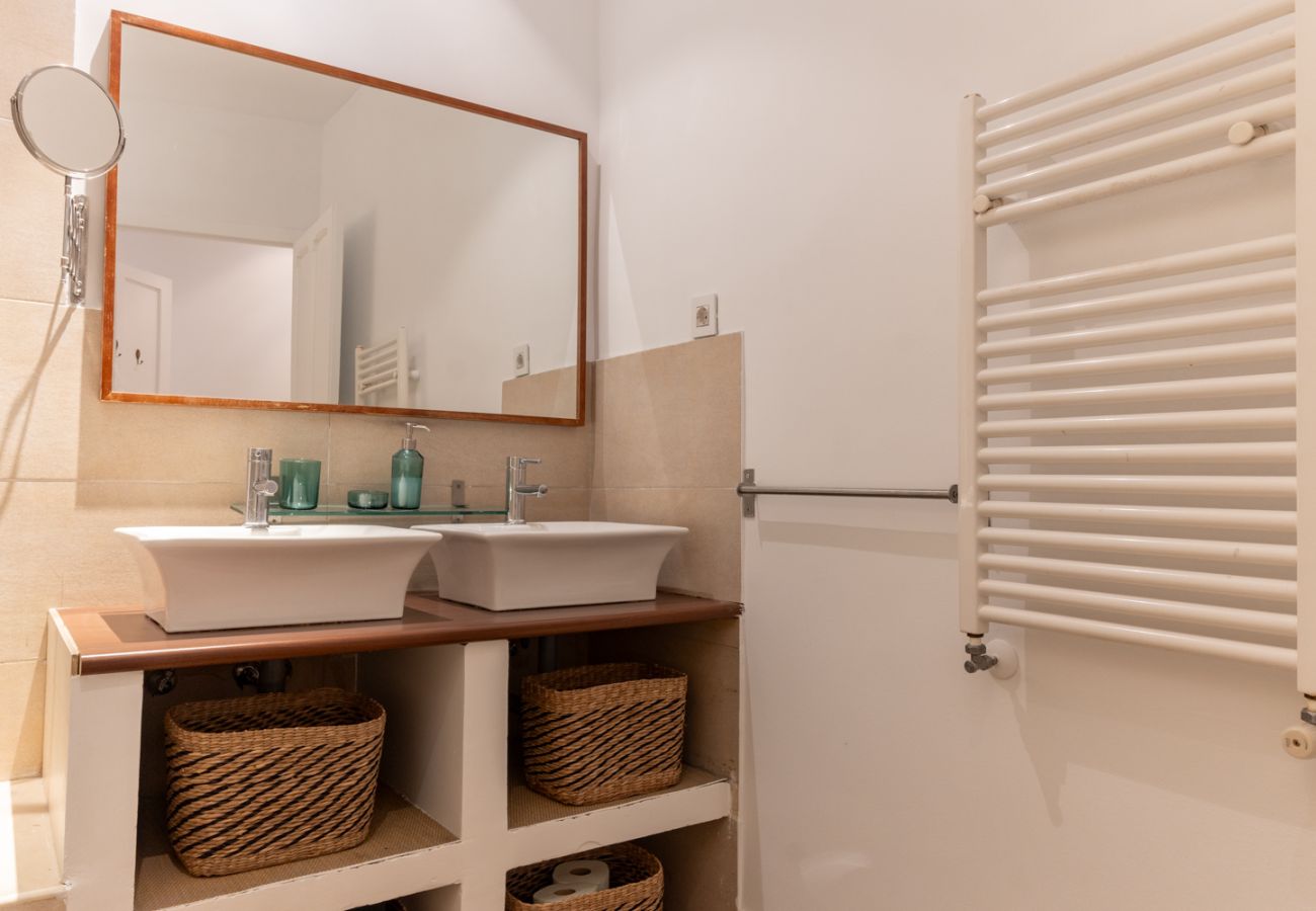 Apartamento en Madrid - Elegante y luminoso piso en el corazón de Chamberí: Con balcones y amplios espacios Apartamento en Madrid - Elegante y luminoso piso en el corazón de Chamberí: Con balcones y amplios espacios