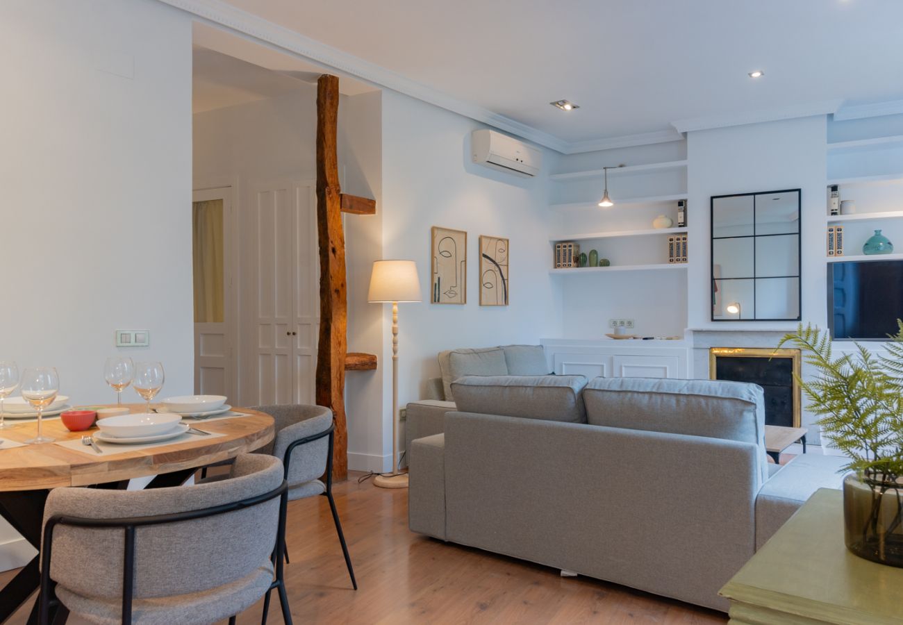 Apartamento en Madrid - Elegante y luminoso piso en el corazón de Chamberí: Con balcones y amplios espacios Apartamento en Madrid - Elegante y luminoso piso en el corazón de Chamberí: Con balcones y amplios espacios