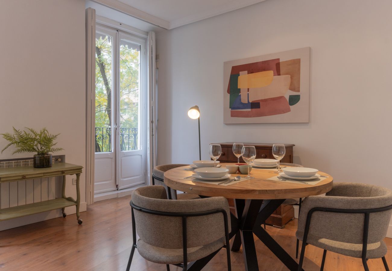 Apartamento en Madrid - Elegante y luminoso piso en el corazón de Chamberí: Con balcones y amplios espacios Apartamento en Madrid - Elegante y luminoso piso en el corazón de Chamberí: Con balcones y amplios espacios