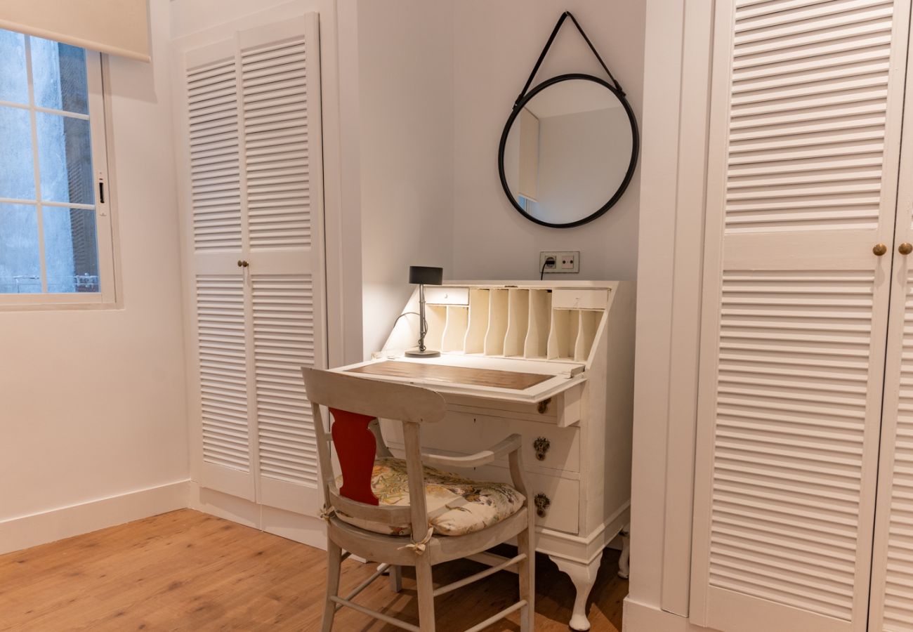 Apartamento en Madrid - Elegante y luminoso piso en el corazón de Chamberí: Con balcones y amplios espacios Apartamento en Madrid - Elegante y luminoso piso en el corazón de Chamberí: Con balcones y amplios espacios
