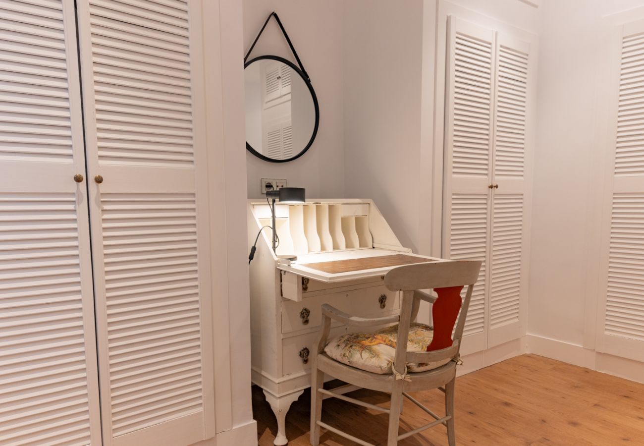 Apartamento en Madrid - Elegante y luminoso piso en el corazón de Chamberí: Con balcones y amplios espacios Apartamento en Madrid - Elegante y luminoso piso en el corazón de Chamberí: Con balcones y amplios espacios