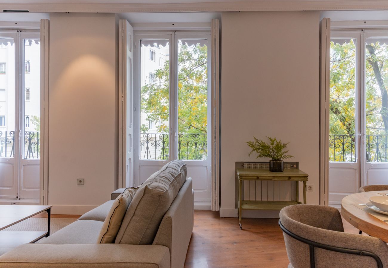 Apartamento en Madrid - Elegante y luminoso piso en el corazón de Chamberí: Con balcones y amplios espacios Apartamento en Madrid - Elegante y luminoso piso en el corazón de Chamberí: Con balcones y amplios espacios