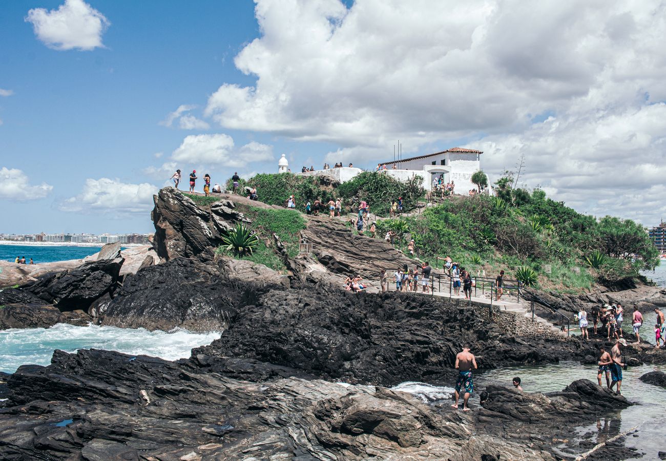 Apartamento en Cabo Frio - Loft c varanda e localização ideal à 650m da praia