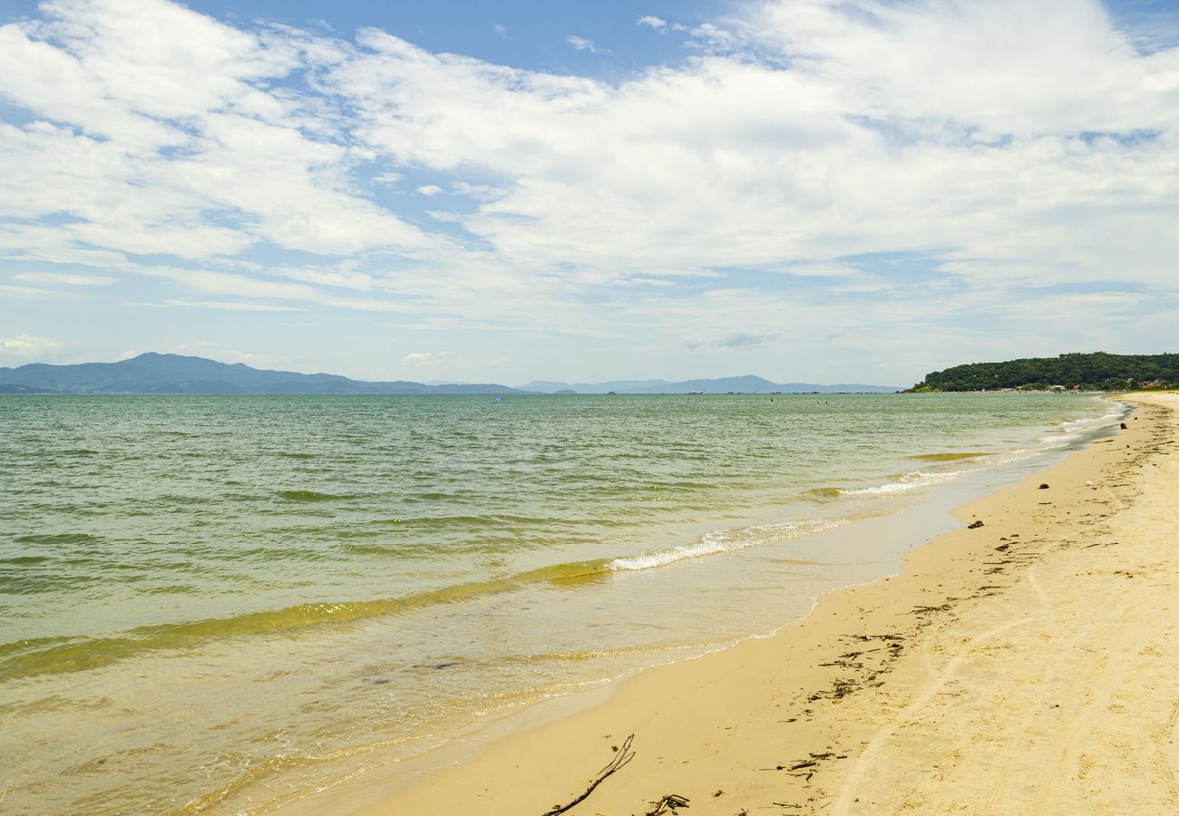 Casa en Florianópolis - Casa em condomínio fechado c Wi-Fi a 150m da praia