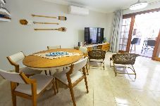 Casa en Guarujá - Casa em condomínio com piscina, Wi-Fi e garagem