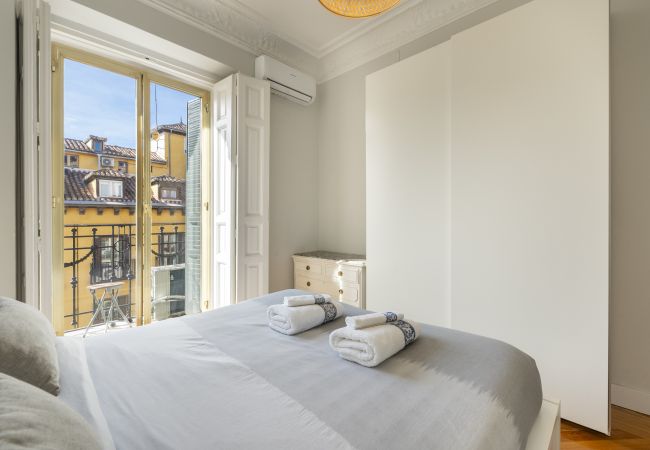 Apartamento en Madrid - Acogedor piso con balcones en el centro de Madrid , a unos pasos de la Plaza Mayor .Temporal Apartamento en Madrid - Acogedor piso con balcones en el centro de Madrid , a unos pasos de la Plaza Mayor .Temporal