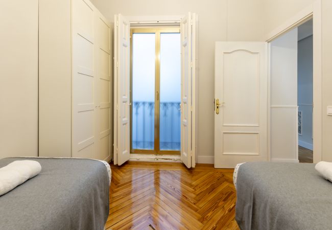 Apartamento en Madrid - Acogedor piso con balcones en el centro de Madrid , a unos pasos de la Plaza Mayor .Temporal Apartamento en Madrid - Acogedor piso con balcones en el centro de Madrid , a unos pasos de la Plaza Mayor .Temporal