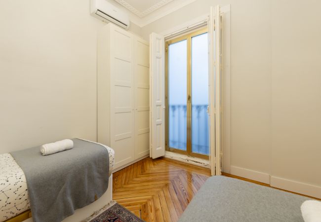 Apartamento en Madrid - Acogedor piso con balcones en el centro de Madrid , a unos pasos de la Plaza Mayor .Temporal Apartamento en Madrid - Acogedor piso con balcones en el centro de Madrid , a unos pasos de la Plaza Mayor .Temporal