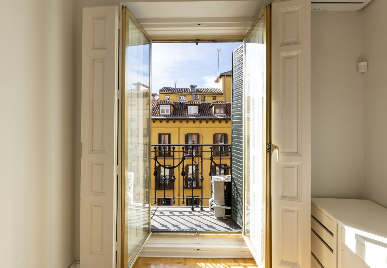 Apartamento en Madrid - Acogedor piso con balcones en el centro de Madrid , a unos pasos de la Plaza Mayor .Temporal Apartamento en Madrid - Acogedor piso con balcones en el centro de Madrid , a unos pasos de la Plaza Mayor .Temporal