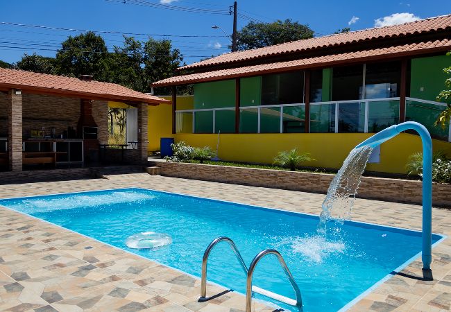 Casa en Confins - Casa bem equipada com piscina,churrasqueira e WiFi
