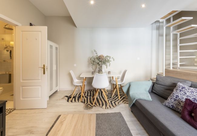 Apartamento en Madrid - Dúplex con encanto en Chamberí : Comodidad y diseño en dos niveles  Apartamento en Madrid - Dúplex con encanto en Chamberí : Comodidad y diseño en dos niveles