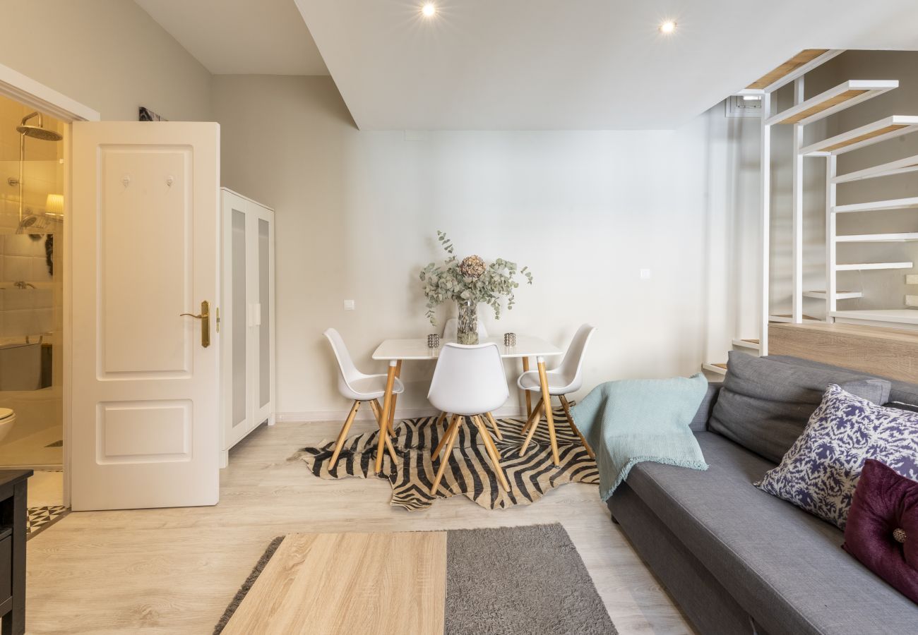 Apartamento en Madrid - Dúplex con encanto en Chamberí : Comodidad y diseño en dos niveles .Temporal  Apartamento en Madrid - Dúplex con encanto en Chamberí : Comodidad y diseño en dos niveles .Temporal