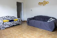 Casa en Mongaguá - Casa a 600m do mar com garagem e pet friendly