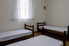 Casa en Mongaguá - Casa a 600m do mar com garagem e pet friendly