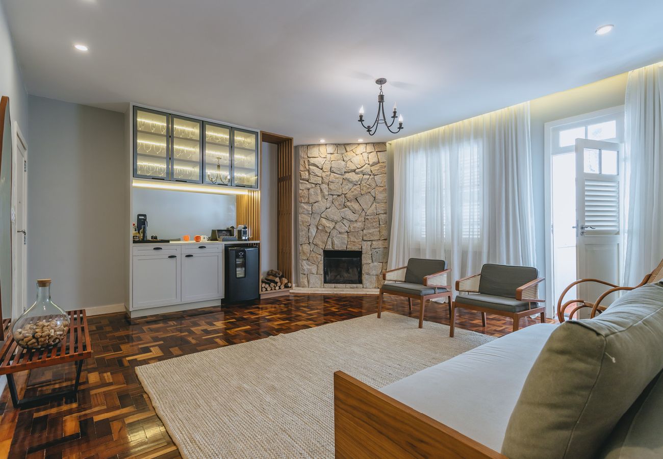 Apartamento en Teresópolis - Apto bem equipado c WiFi,lareira e boa localização Apartamento en Teresópolis - Apto bem equipado c WiFi,lareira e boa localização