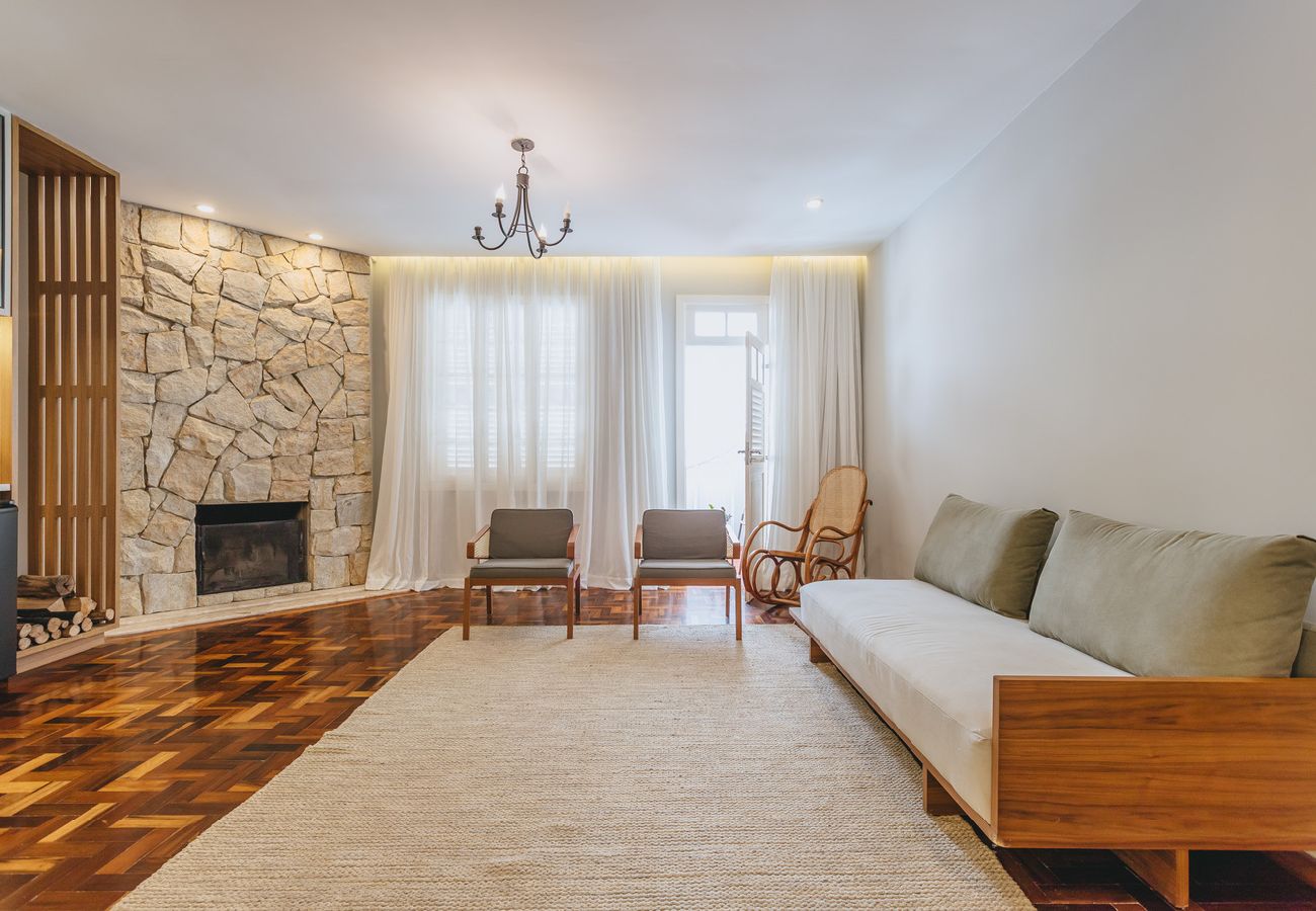 Apartamento en Teresópolis - Apto bem equipado c WiFi,lareira e boa localização Apartamento en Teresópolis - Apto bem equipado c WiFi,lareira e boa localização