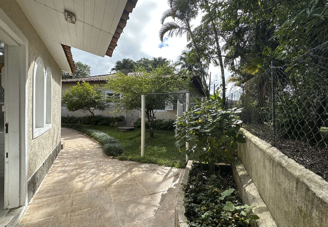 Casa en Caraguatatuba - Casa confortável, bem equipada com Wi-Fi e garagem Casa en Caraguatatuba - Casa confortável, bem equipada com Wi-Fi e garagem