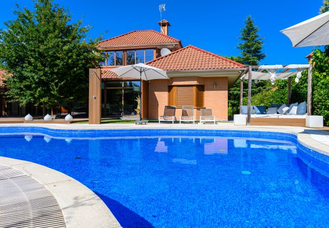 Chalet en Villaviciosa de Odón - MADRID- Chalet de lujo con piscina, gimnasio y largo privado- Ideal para familias