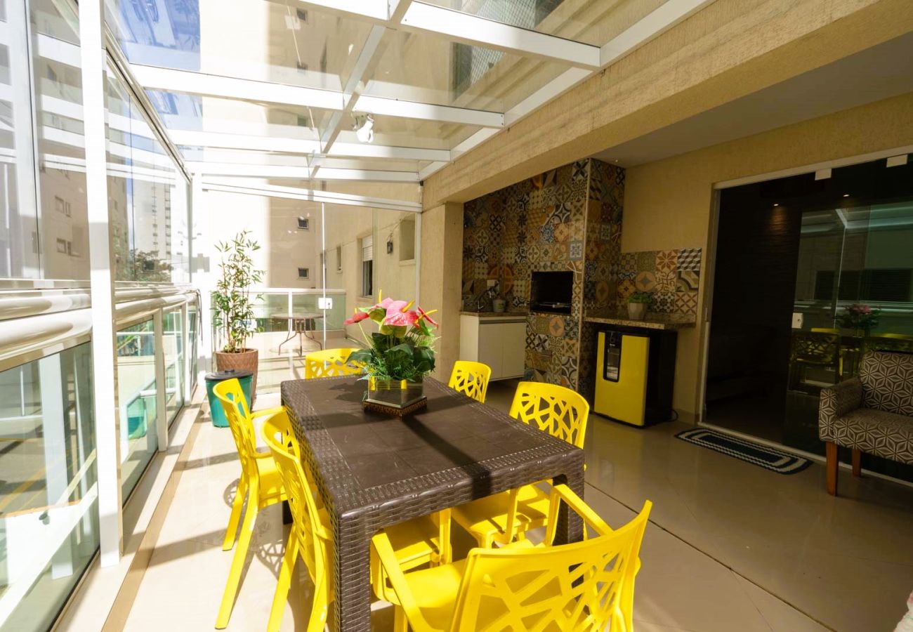 Apartamento en Guarujá - Apto pet friendly c/ churrasqueira a 100m da praia