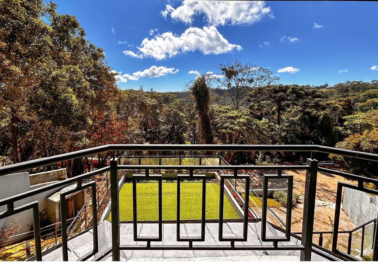 Casa en Campos do Jordão - Casa com 4 Suítes, Jacuzzi e Lareira Externa