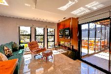 Casa en Campos do Jordão - Casa com 4 Suítes, Jacuzzi e Lareira Externa
