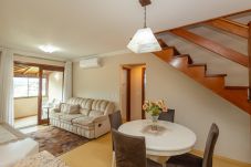 Apartamento en Gramado - Ap 3D na av Borges de Medeiros (3 banheiros, 2 vagas)